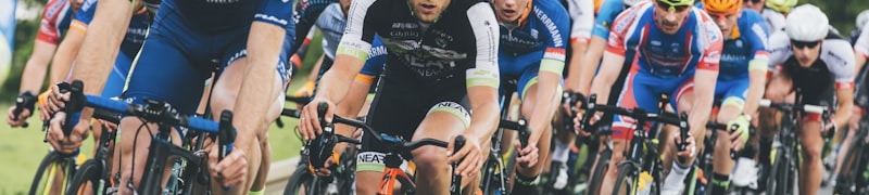 F1摩纳哥大奖赛直播画面 - 赛车在街道赛道上飞驰