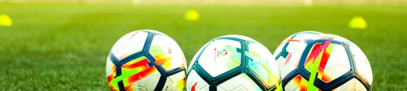 温布尔登网球锦标赛直播画面 - 网球选手在草地上发球