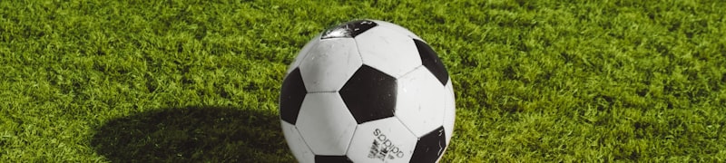 欧洲冠军联赛决赛直播画面 - 足球运动员在绿茵场上激烈拼抢